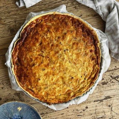 Quiche de ceba caramel.litzada i bacó