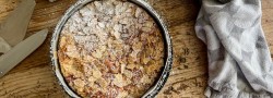 Tarta de frutos rojos con base de lemon cake y crumble de almendra