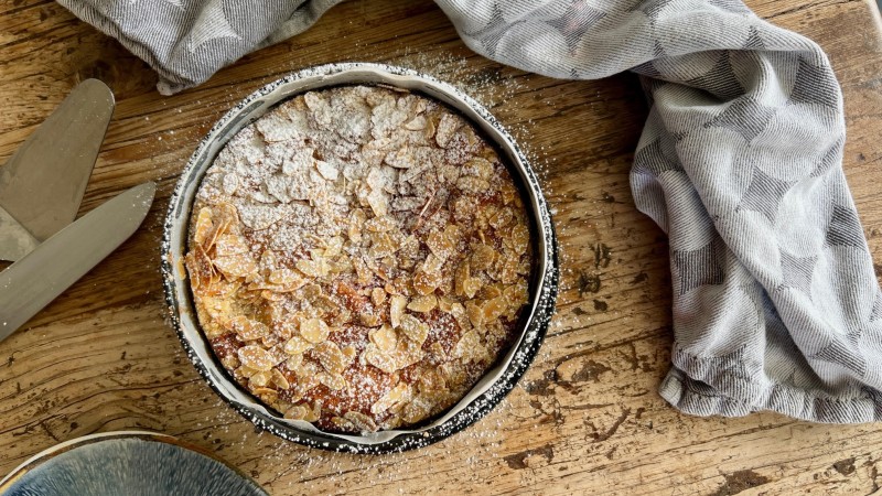 Tarta de frutos rojos con base de lemon cake y crumble de almendra