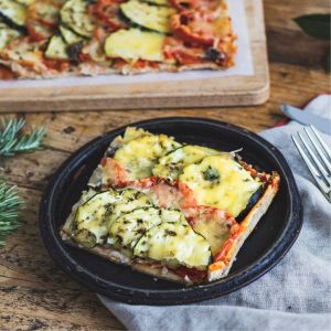 Coca de carbassó, tomàquet i orenga