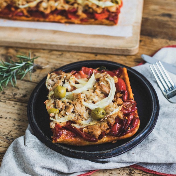 Coca de tonyina, pebrot vermell, olives i anelles de ceba