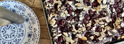Tarta de chocolate negro y cerezas