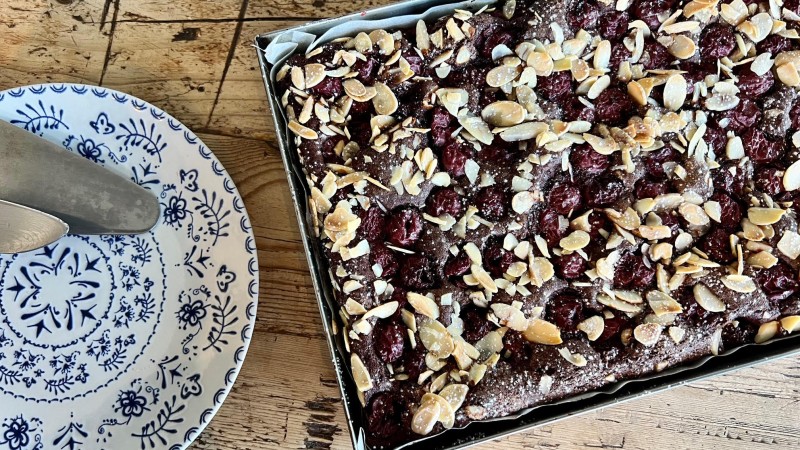 Tarta de chocolate negro y cerezas