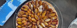 Tarta rápida de ciruelas con hojaldre
