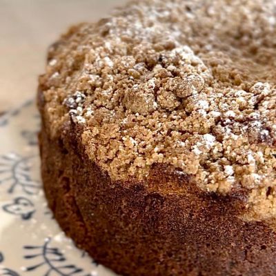 Cinnamon crumble with apple and hazelnut