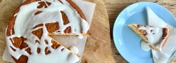Bizcocho fácil con yogur y melocotón