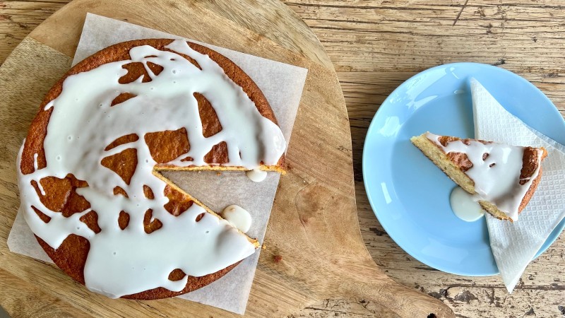 Bizcocho fácil con yogur y melocotón