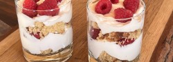 Vasitos de limón, frambuesas y nata